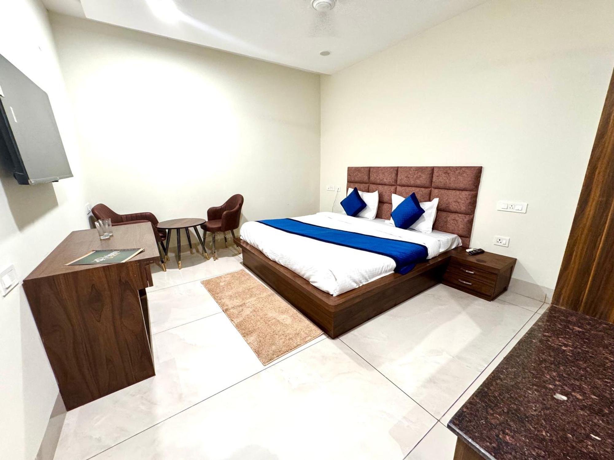 Prism Grand Hotel Zirakpur Bagian luar foto