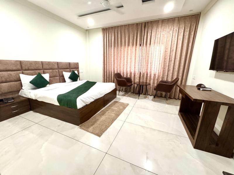 Prism Grand Hotel Zirakpur Bagian luar foto