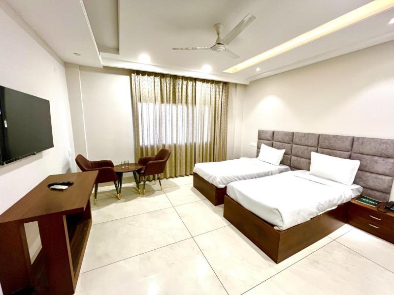 Prism Grand Hotel Zirakpur Bagian luar foto
