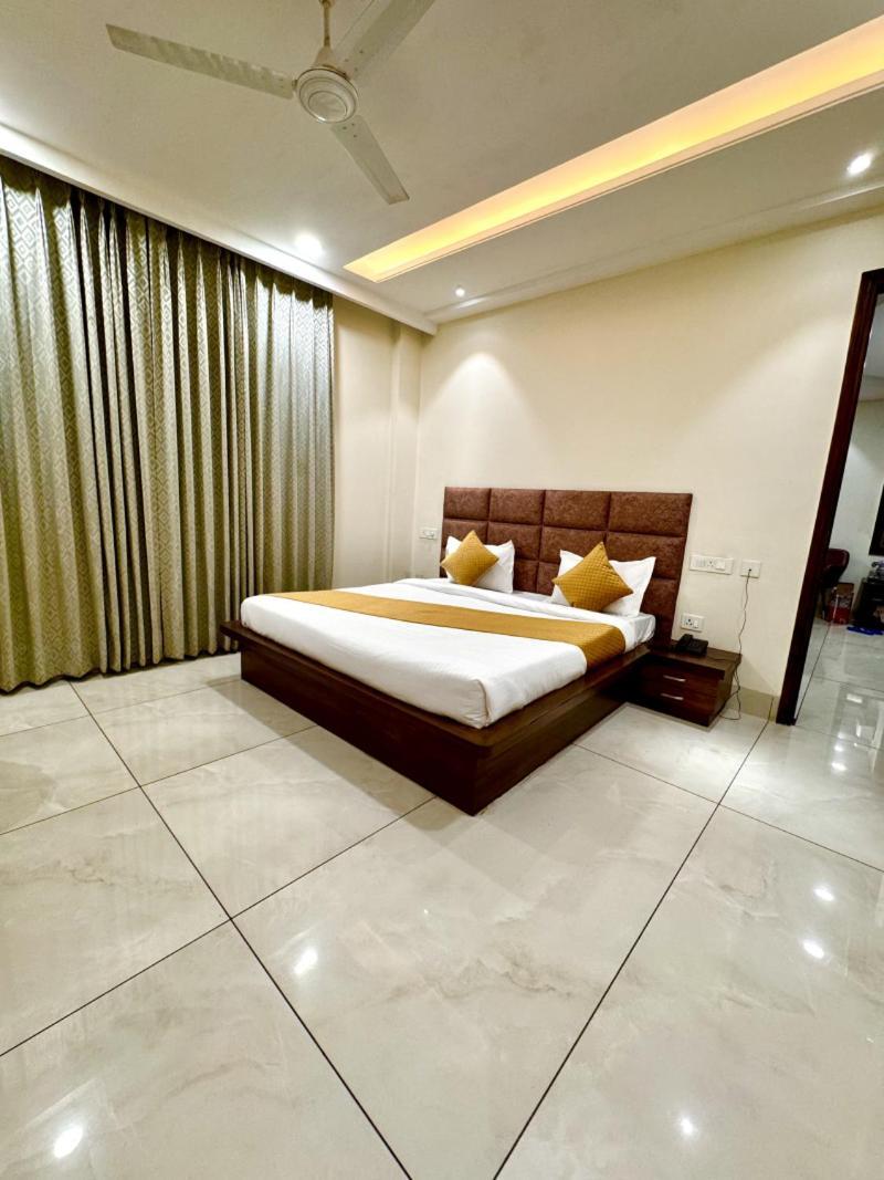 Prism Grand Hotel Zirakpur Bagian luar foto