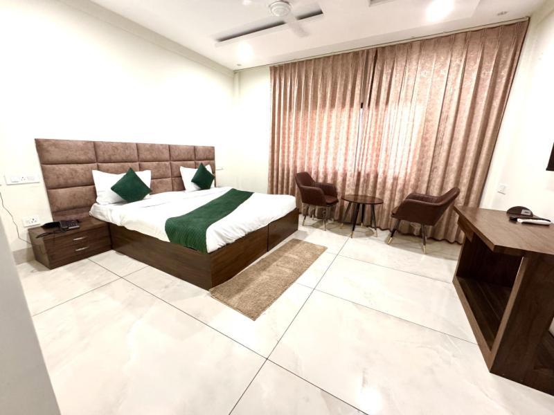 Prism Grand Hotel Zirakpur Bagian luar foto