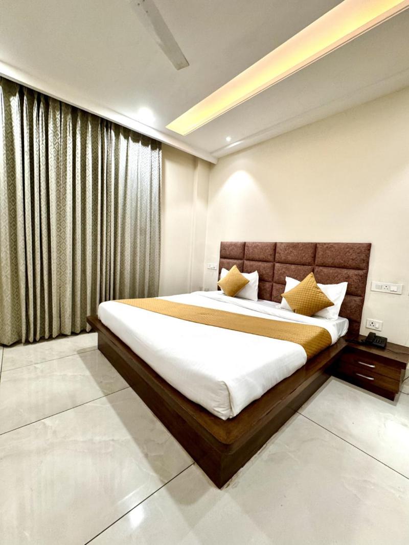 Prism Grand Hotel Zirakpur Bagian luar foto
