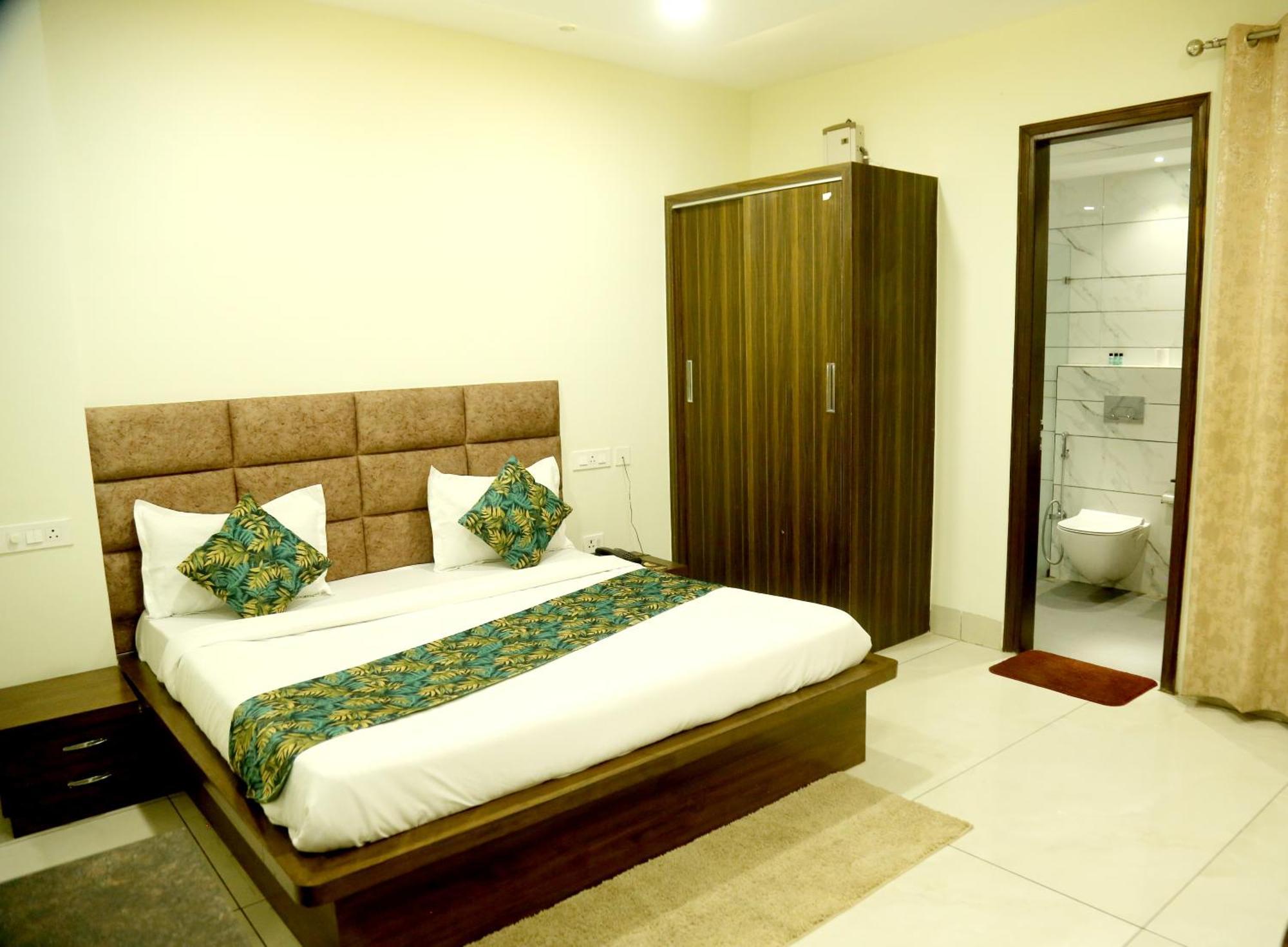 Prism Grand Hotel Zirakpur Bagian luar foto