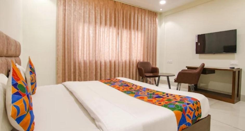 Prism Grand Hotel Zirakpur Bagian luar foto