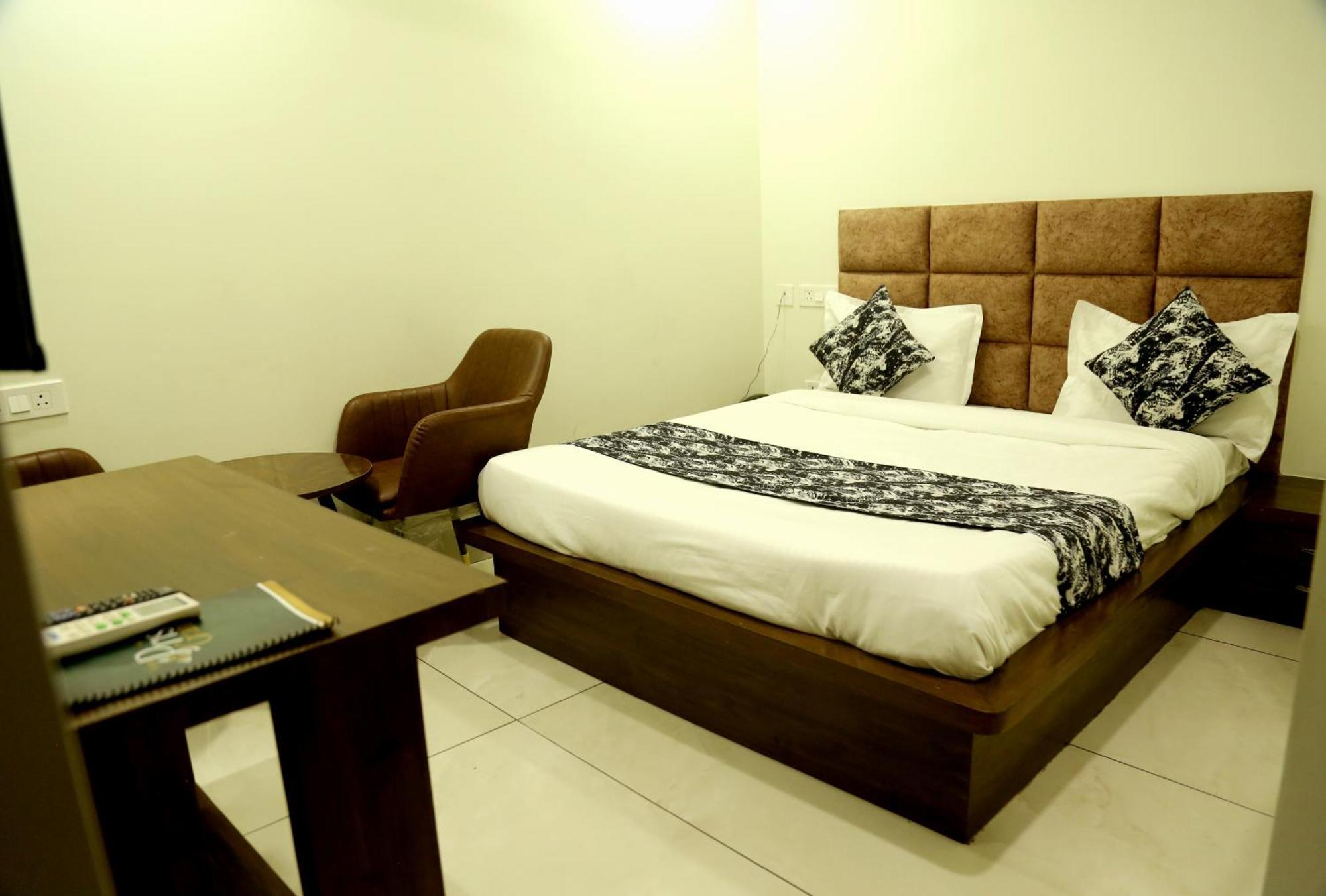 Prism Grand Hotel Zirakpur Bagian luar foto
