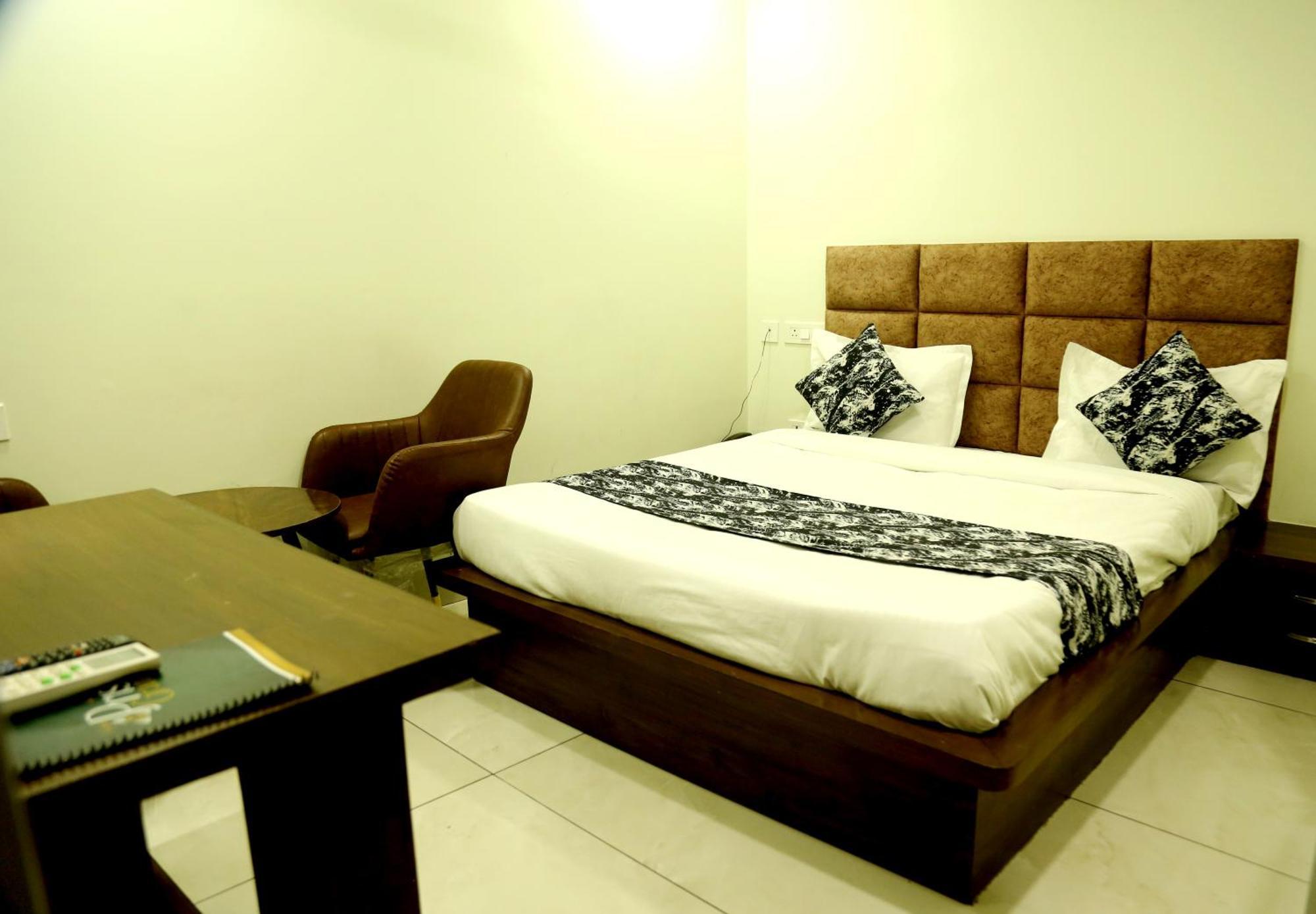 Prism Grand Hotel Zirakpur Bagian luar foto