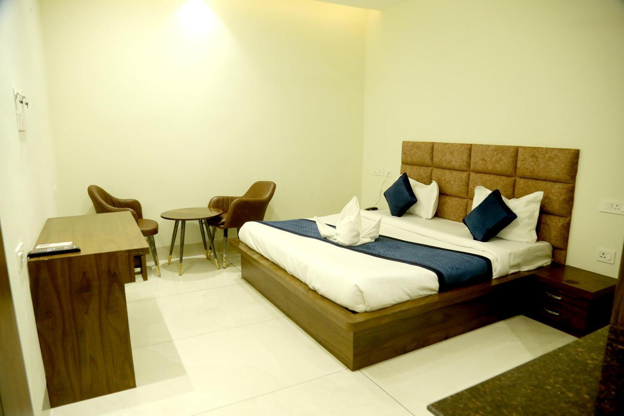 Prism Grand Hotel Zirakpur Bagian luar foto